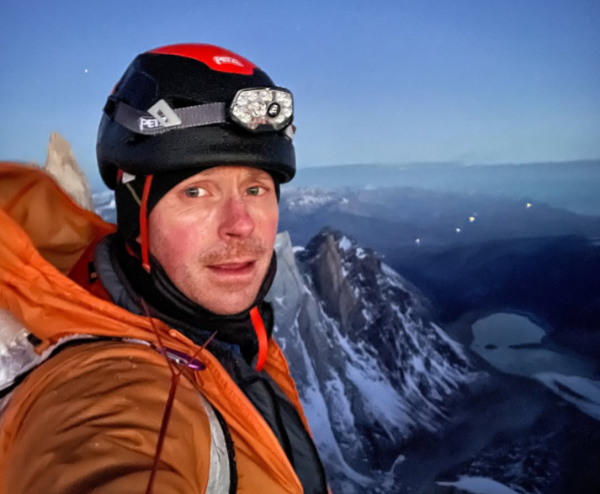 Colin Haley, 1ª escalada invernal en solitario a la Aguja Standhardt, Patagonia