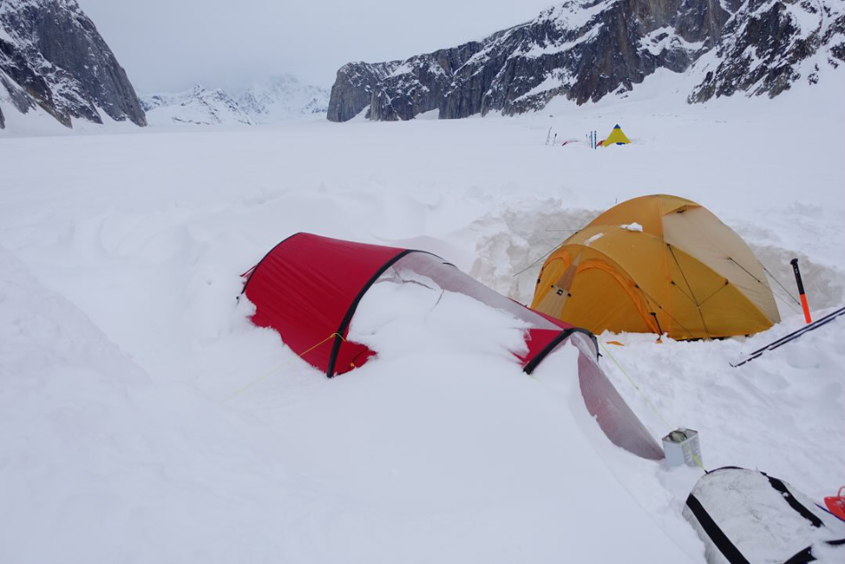 Tom Livingstone y Gasper Pintar, apertura en Mt. Dickey, Alaska. Foto: Tom Livingstone