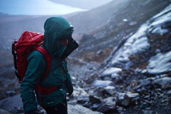 Las terceras capas, chaquetas y pantalones impermeables y transpirables tipo Gore-tex, son fundamentales en la montaña. Te ayudamos a elegir la adecuada. Cómo elegir tu chaqueta impermeable y transpirable para montaña