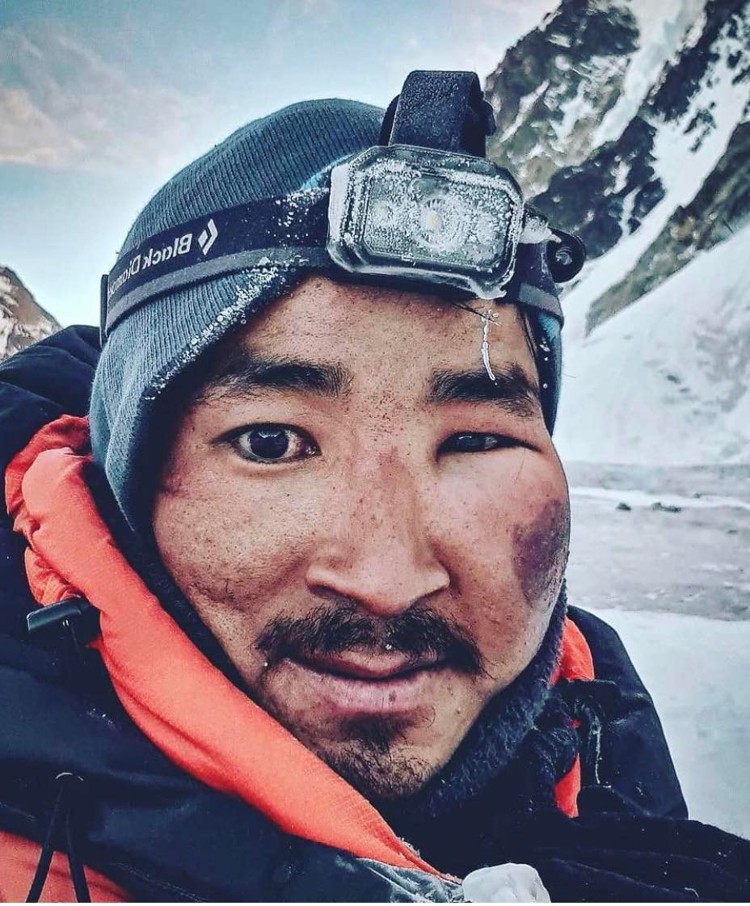 Gelje Sherpa, cara congelada tras descender de 1ª invernal al Cho Oyu. Foto: Gelje Sherpa