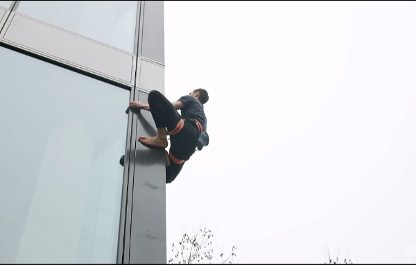 Vídeo: Adam Ondra, escalando en adherencia un edificio de 70 metros