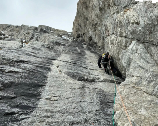 Vídeo: François Cazzanelli y Giuseppe Vidoni, apertura de Bianco Invisibile, Aiguille Blanche de Peuterey