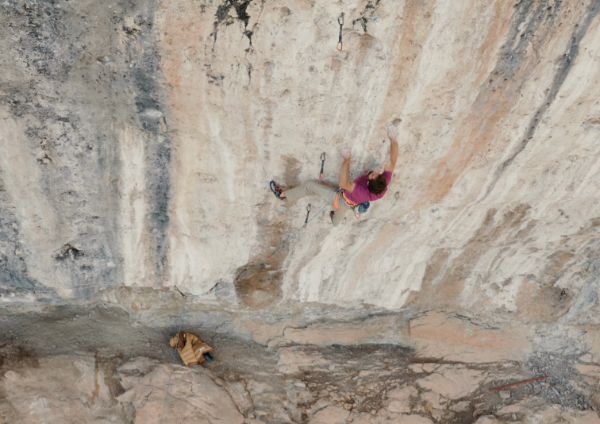 Vídeo: Micka Bassa y Chris Sharma, escalada en Le Blond Project, Oliana. ¿9c?