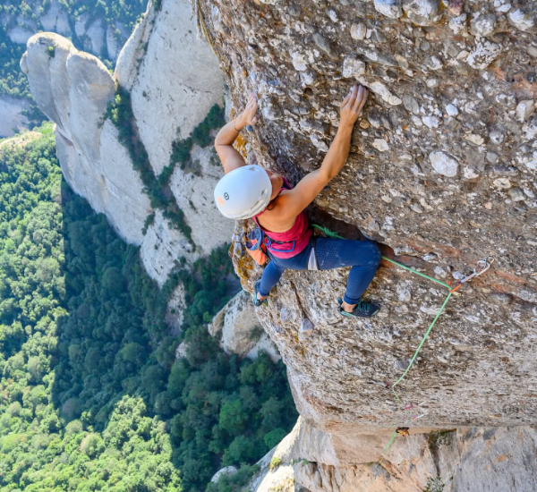 La escaladora suiza Katherine Choong se convierte en la 1ª mujer en escalar Tarragó, la vía de 8b+ y 240 metros de Monserrat. Katherine Choong, 1ª escalada femenina a Tarragó, Montserrat, 8b+, 240m