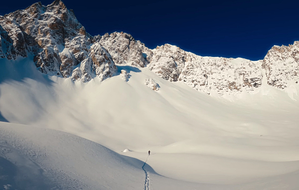 Vídeo: Écrins sauvages. Esquí extremo, soledad y amistad en los Alpes