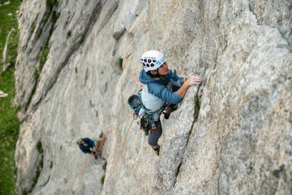 Normativa CE, normativa UIAA. Capire la doppia omologazione dei caschi da arrampicata e la sua importanza