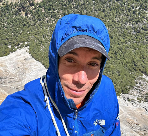 Alex Honnold baja casi a la mitad el tiempo más rápido en solitario a Salathé Wall