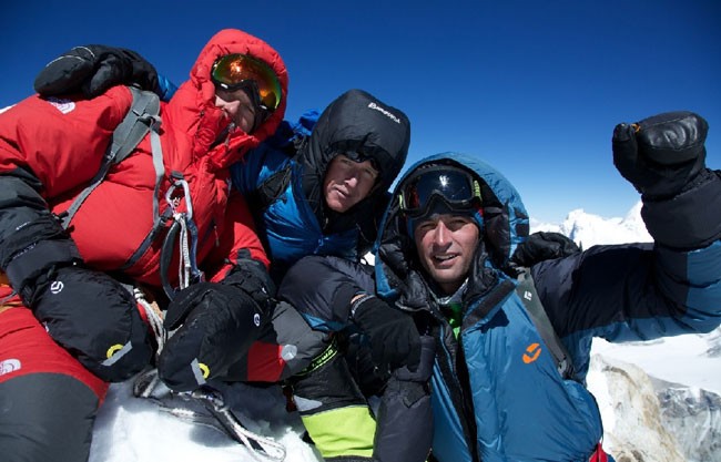 David Göttler, Hans Mitterer y Daniel Bartsch, en la cima del Makalu David Göttler