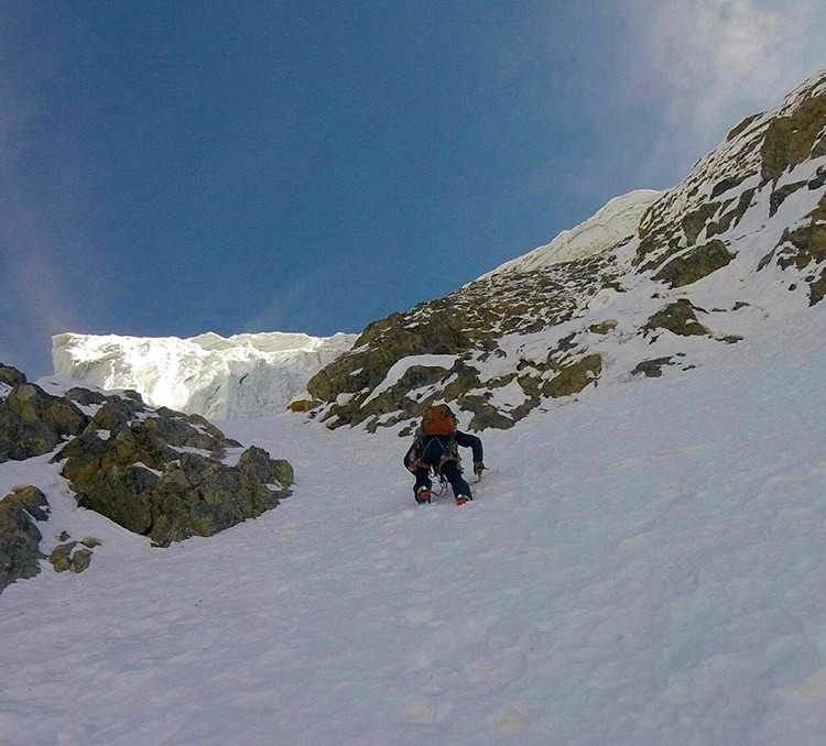 Escalando en libre bajo los seracs en el Nevado Paca. Foto: Pablo Laumann