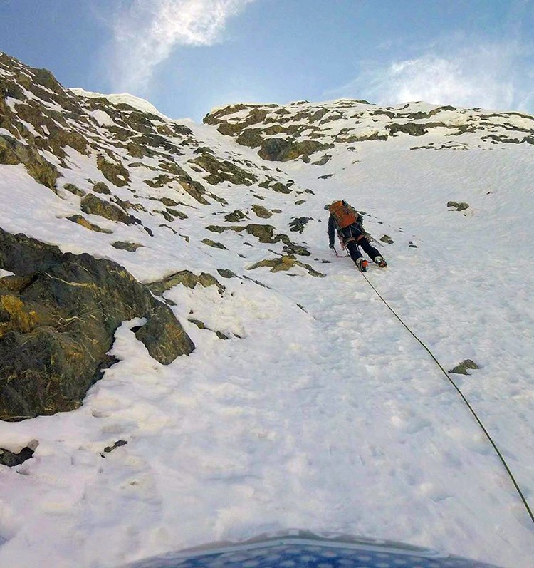 Escalando en libre bajo los seracs en la pared del Nevado Paca. Foto: Pablo Laumann