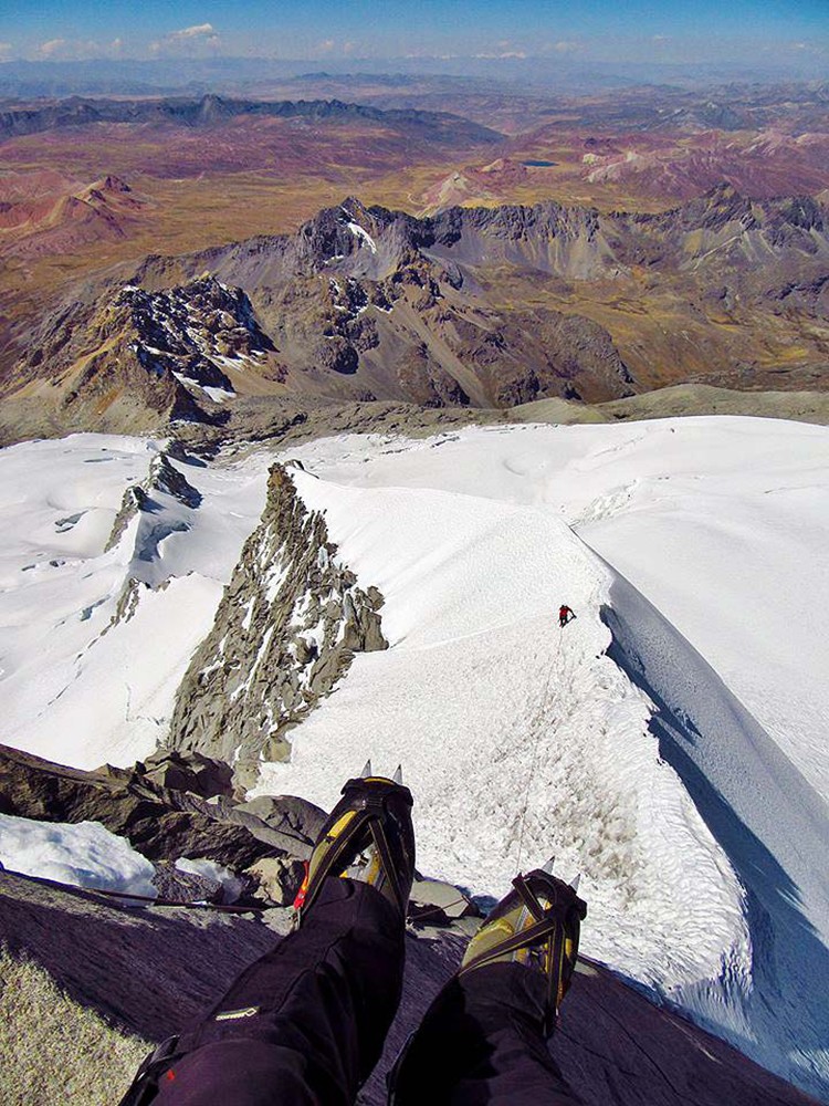 Asegurando en la arista del Nevado Pariacaca. Foto: Marco Jurado