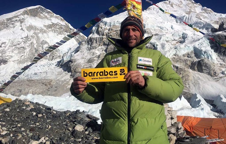Alex Txikon, en el campo base del Everest invernal