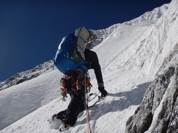 Buscando la ruta, cargados para  el vivac
