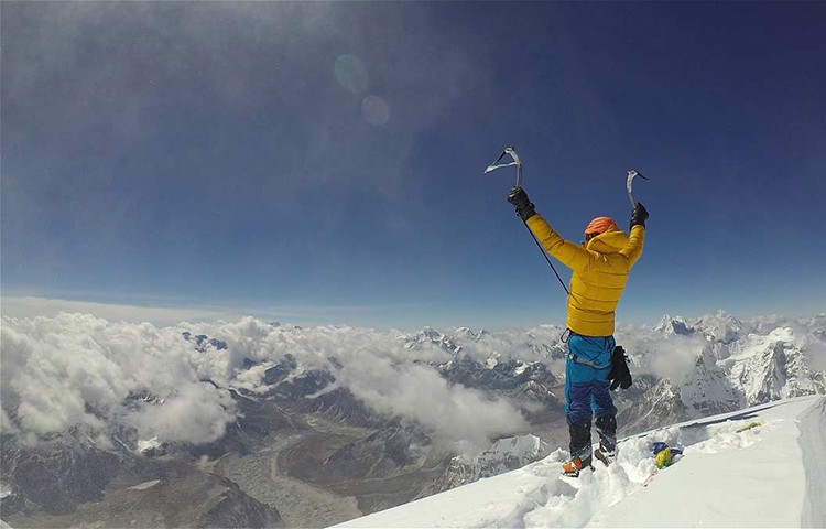 Jost Kobusch en la cima delNangpai Gosum II. Foto: Jost Kobusch