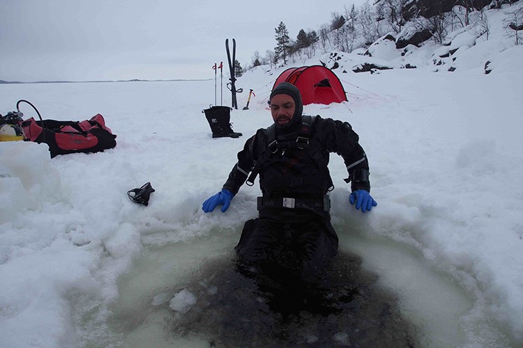 Paco Acedo, buceando bajo el hielo en el Lago Inari