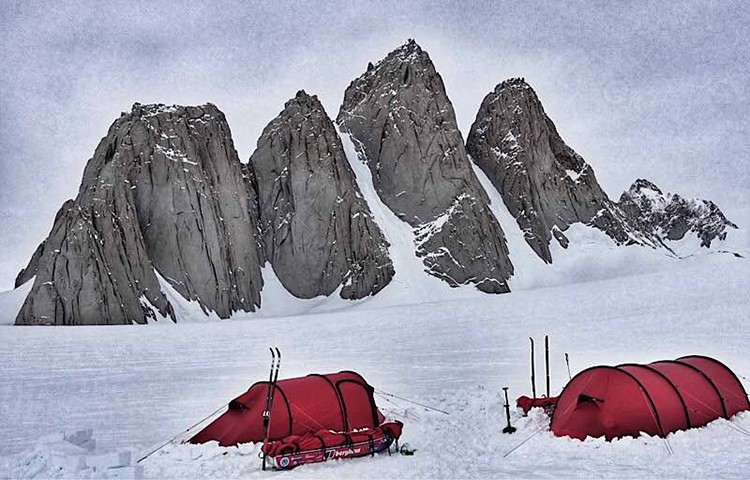 Spectre Peaks, agujas que salen del hielo en la Antártida. Foto: Berghaus, Houlding, Burgun, Sedon