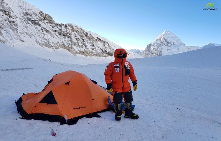 Alex Txikon, en el campo 1 del Everest
