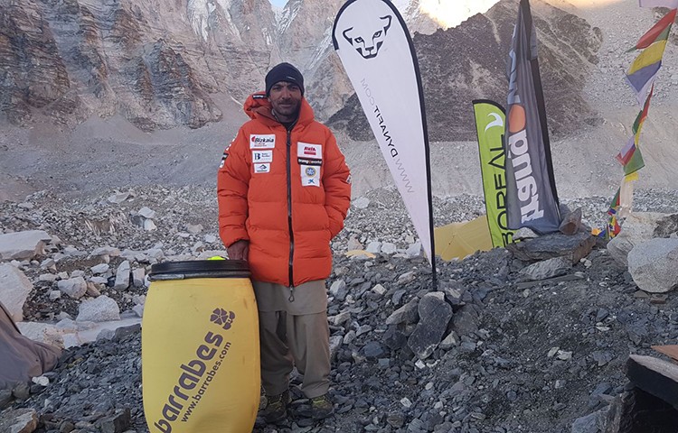 Ali Sadpara, en el campo base del Everest invernal 2018
