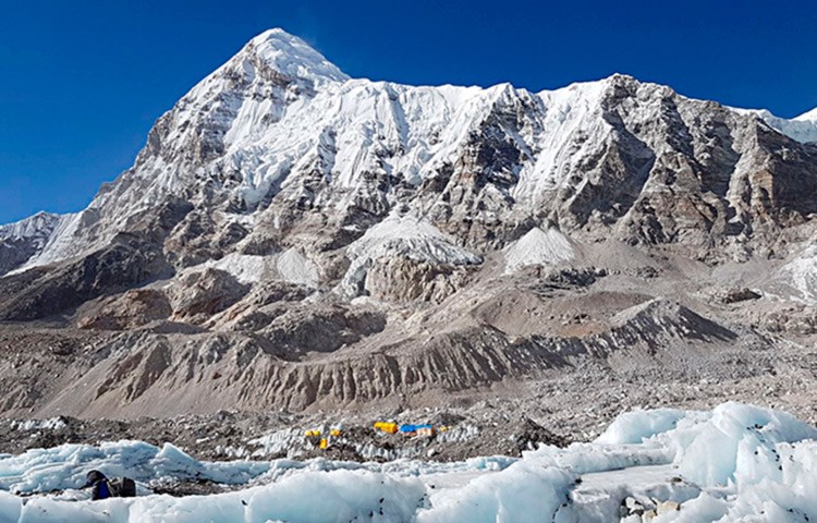 La pirámide del Pumori, a la izquierda de la imagen, desde el campo 1 del Everest