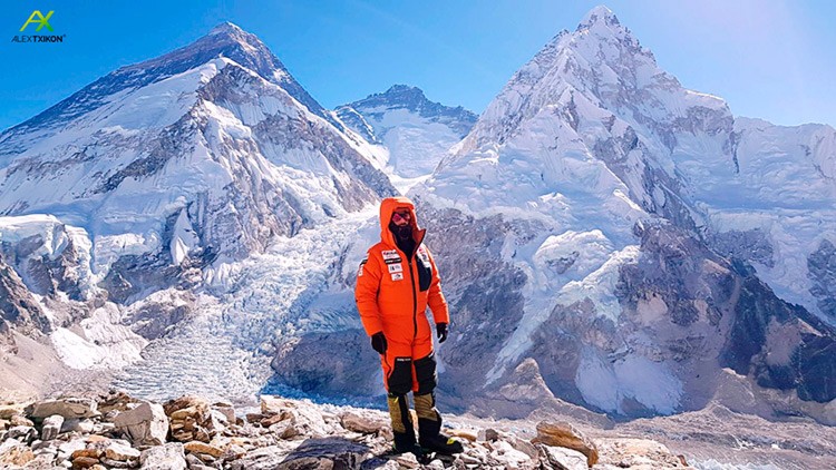 Alex Txikon, camino del Pumori, con el Everest, Lhotse y Nuptse detrás