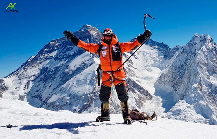Alex Txikon, en la cima del Pumori: Detrás: Everest, Lhotse, Cascada del Khumbu, Nuptse