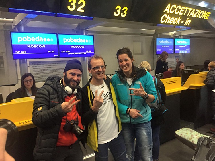 Matteo Zanga, Simone Moro y Tamara Lunger, ayer en el aeropuerto, partiendo hacia Rusia