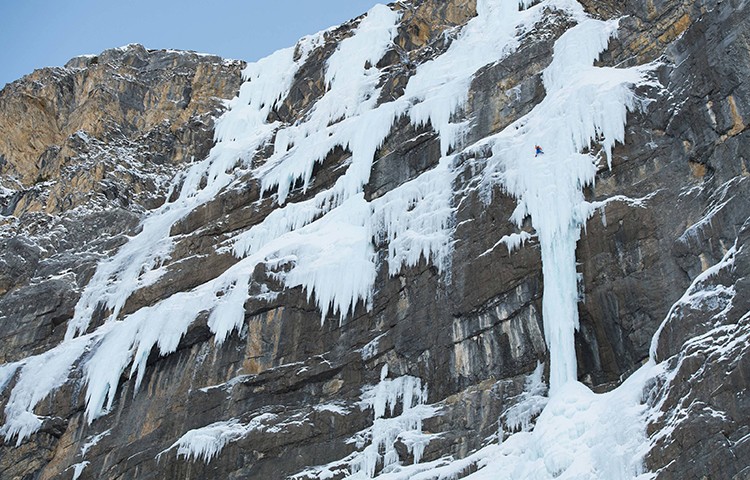 Dani Arnold, solo sin cuerda a Beta Block Super. Foto: Valentin Luthiger, Red Bull Content Pool