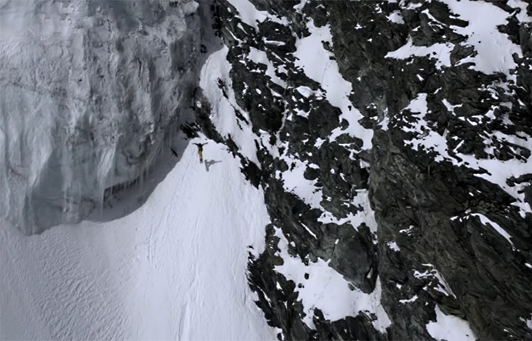 Xavier De Le Rue, técnica de saltos con la tabla de snowboard en montaña