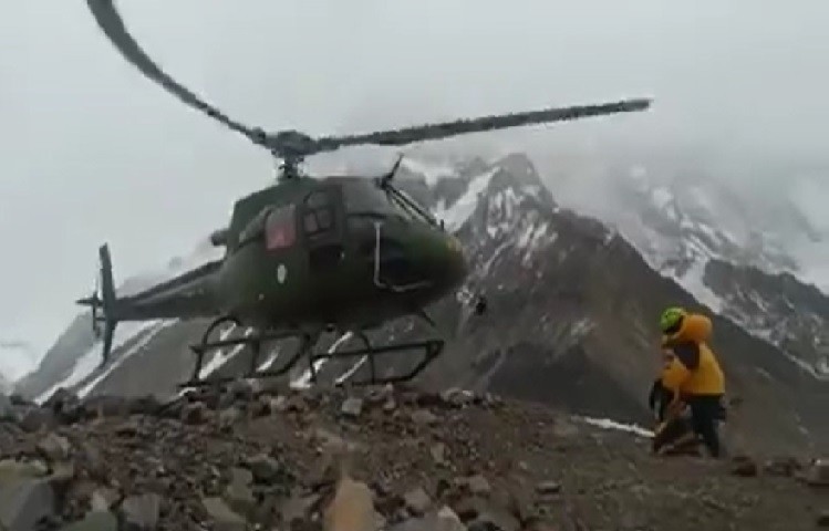 El helicóptero de rescate despega. Foto: Expedición Polaca K2