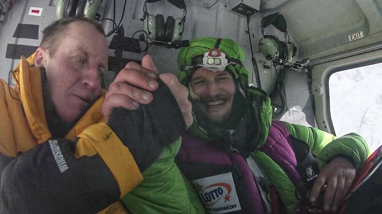 Denis Urubko y Adam Bielecki, en el helicóptero de vuelta a Skardu. Foto: Adam Bielecki