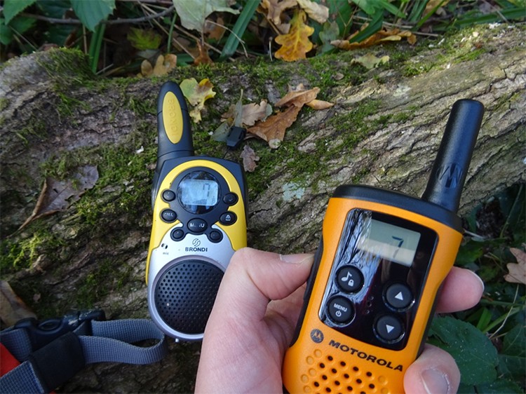 Walkie talkies PMR. Modelo con subtonos (izquierda) y sin subtonos (derecha)