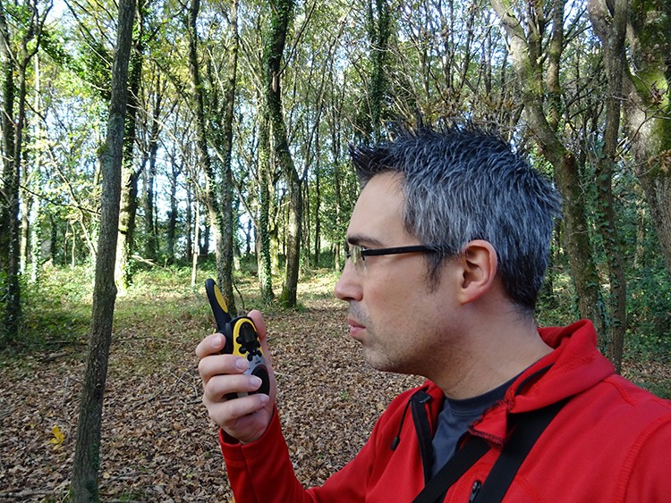 Escuchando, listo para hablar acercando el walki-talkie