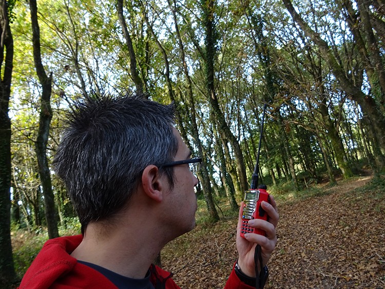Hablando con radio analógica de uso restringido desde el bosque