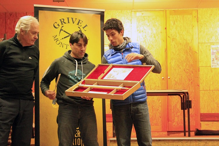 Entrega Piolet de Oro a José Isidro Gordito por parte de Manu Córdova. Foto: FEDME