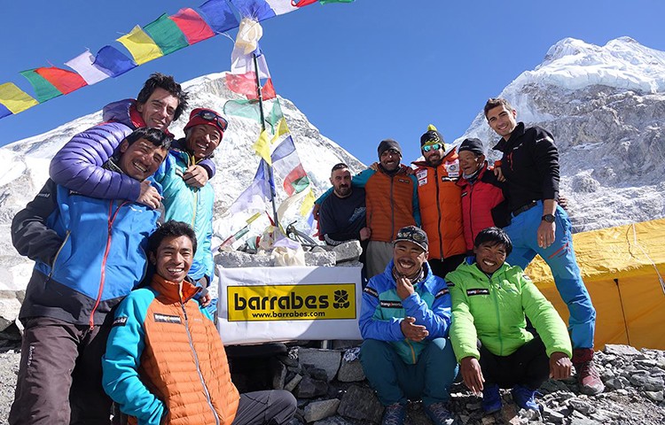 Alex Txikon y su equipo, campo base del Everest. Parten hacia cima