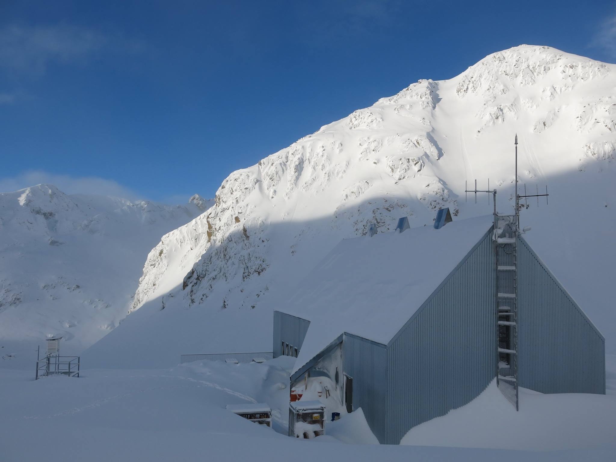 Refugio de Llauset en invierno; un gran terreno de juego para expertos en esquí de travesía