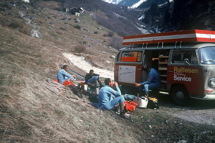Avituallamiento en 1971, con furgoneta Pop Top incluída. Foto: Red Bull Content Pool