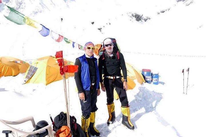 Peter Hamor y Horia Colibasanu, en el campo base del Manaslu