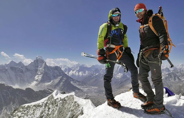 Ueli Steck y Tenji Sherpa, en la cima del Island Peak en el invierno 207, durante su aclimatación