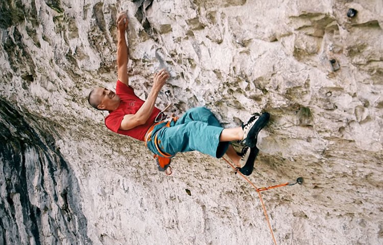 Steve McClure, escalando Rainman, 9b, la vía más difícil de Gran Bretaña