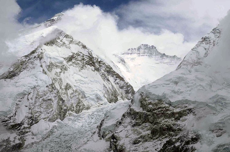 Javier Camacho. Everest, Lhotse y Cascada del Khumbu desde campo 1 del Pumori