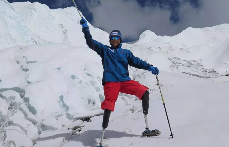 Xia Boyu, 70 años, doble amputado, cima en Everest. Foto: Mingma G Sherpa
