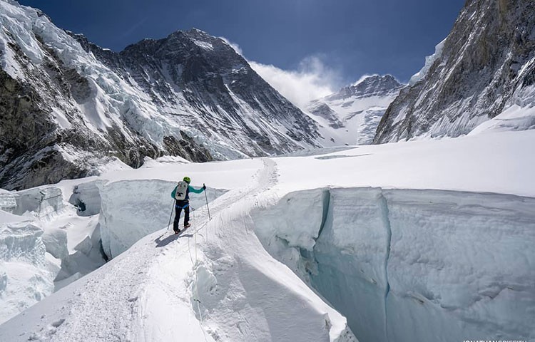 Tenji Sherpa cruzando una grieta en Everest. Foto: Alpine Exposures, Jon Griffith