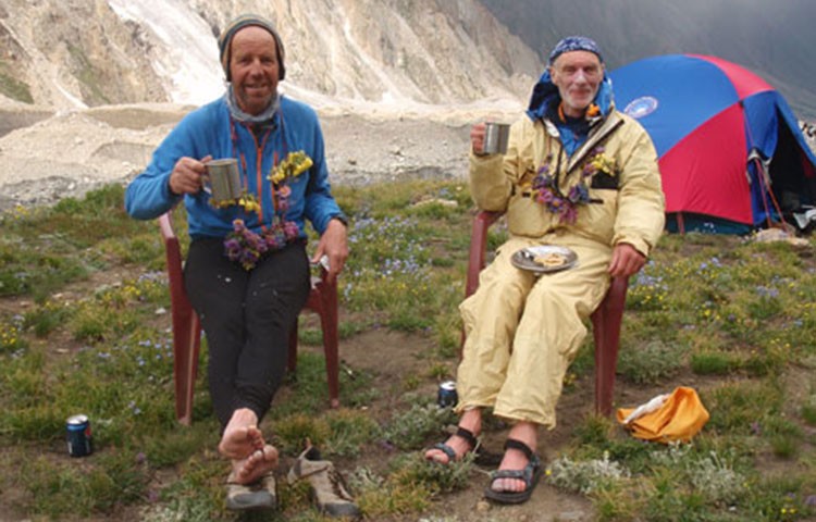 Rick Allen, derecha, junto a Sandy Allan tras descender en 2012 de la Arista Mazeno, Nanga Parbat