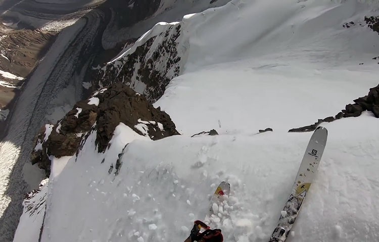 Andrzej Bargiel descendiendo con esquís el K2.