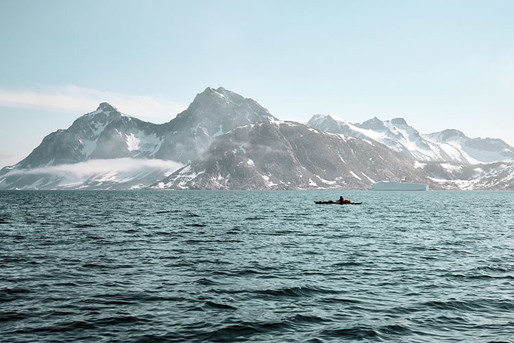 Robert Jasper con su kayak de mar en Groenlandia. Foto: Frank Kretschmann