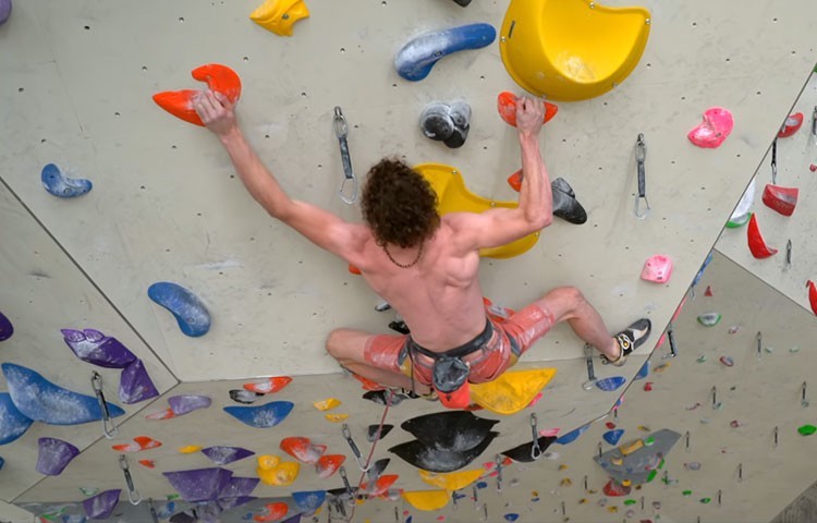 Adam Ondra, entrenando en el Kletterzentrum de Innsbruck para el Campeonato del Mundo 2018