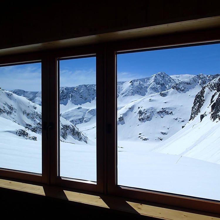 Imagen invernal desde el interior del Refugio de Cap de Llauset