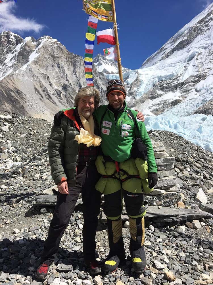 Reinhold Messner y Alex Txikon, en el campo base invernal del Everest, invierno 2018