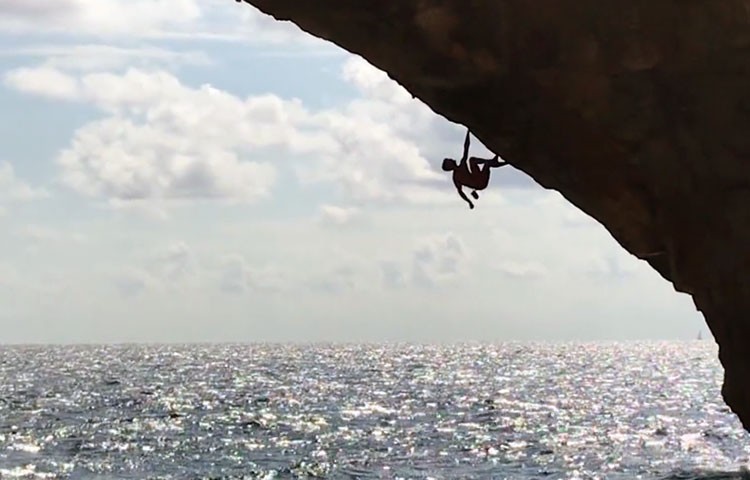 Jan Hojer escalando el arco de Es Pontas, Mallorca